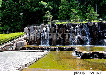 日本一低い中央分水界がある水分れ公園　奥では滝が流れている　兵庫県丹波市氷上町 55910719