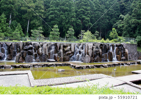 日本一低い中央分水界がある水分れ公園　奥では滝が流れ水辺で水遊びできる　兵庫県丹波市氷上町 55910721