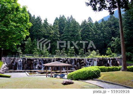 日本一低い中央分水界がある水分れ公園　滝を流れ、東屋がある広場で水遊び　兵庫県丹波市氷上町 55910916
