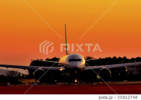 最高に美しい夕焼け空港と飛行機Good luck The most beautiful sunset 最高に美しい夕焼け空港と飛行機Good luck The most beautiful sunset 55912748