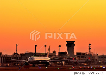 最高に美しい夕焼け空港と飛行機Good luck The most beautiful sunset 55912753