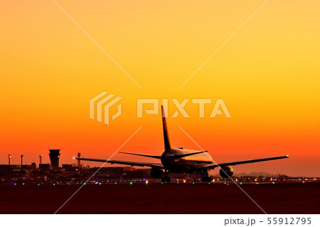 最高に美しい夕焼け空港と飛行機Good luck The most beautiful sunset 55912795