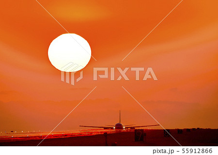 最高に美しい夕焼け空港と飛行機Good luck The most beautiful sunset 55912866