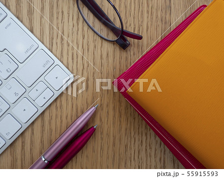 ビジネスイメージ・手帳・PC・メガネ・女性 ビジネスイメージ・手帳・PC・メガネ・女性 55915593