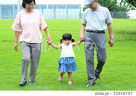 かわいい孫とお散歩 かわいい孫とお散歩 55916797