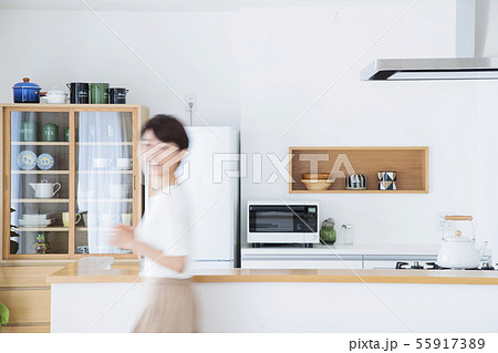 キッチン　女性　主婦　家事　母親　ブレ 55917389