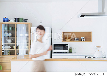 キッチン　女性　主婦　家事　母親　ブレ 55917391