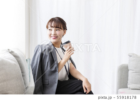 コーヒーを飲む若い女性 休憩イメージ ビジネスウーマン イメージ素材 コーヒーを飲む若い女性 休憩イメージ ビジネスウーマン イメージ素材 55918178