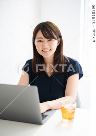 パソコンを使う若い女性 パソコンを使う若い女性 55918590