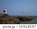 海にたたずむ鳥居と夫婦 55918597