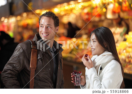 Barcelona street market tourists couple shopping 55918866