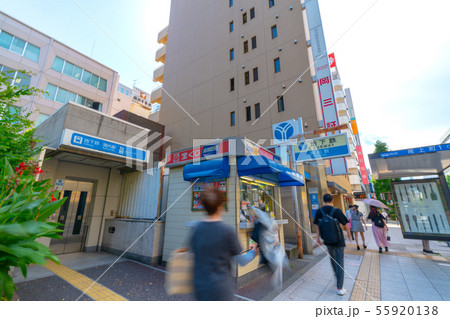 日本の横浜都市景観　地下鉄　関内駅（出入口）などを望む 55920138