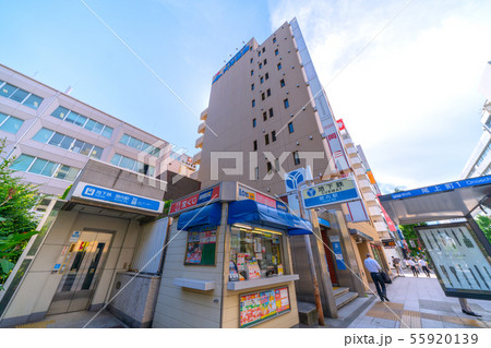 日本の横浜都市景観　地下鉄　関内駅（出入口）などを望む 55920139