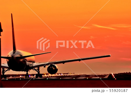 最高に美しい夕焼け空港と飛行機Good luck The most beautiful sunset 最高に美しい夕焼け空港と飛行機Good luck The most beautiful sunset 55920187