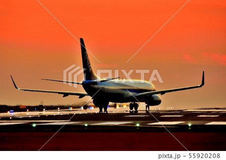 最高に美しい夕焼け空港と飛行機Good luck The most beautiful sunset 最高に美しい夕焼け空港と飛行機Good luck The most beautiful sunset 55920208