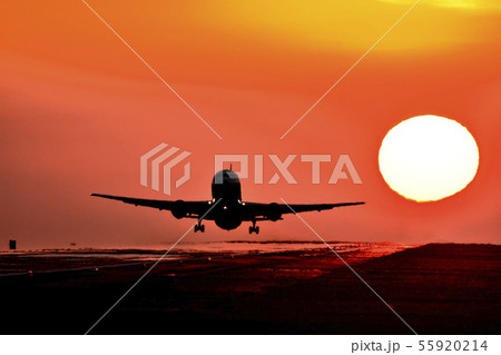 最高に美しい夕焼け空港と飛行機Good luck The most beautiful sunset 55920214