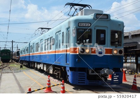 夏空の車両基地に停車する熊本電気鉄道200形 55920417