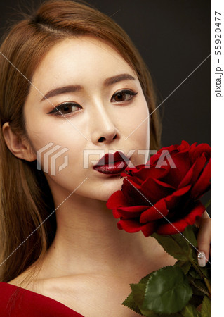 花 若い女性 ビューティー 55920477