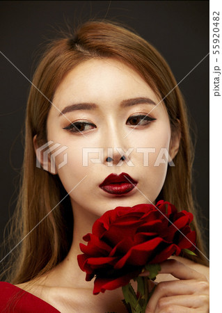 花 若い女性 ビューティー 55920482