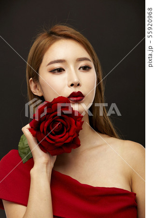 花 若い女性 ビューティー 55920968