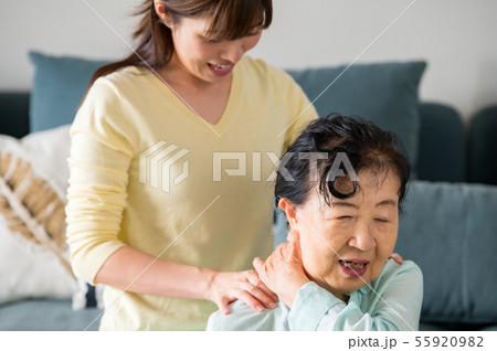 肩もみしてもらう女性 肩もみしてもらう女性 55920982