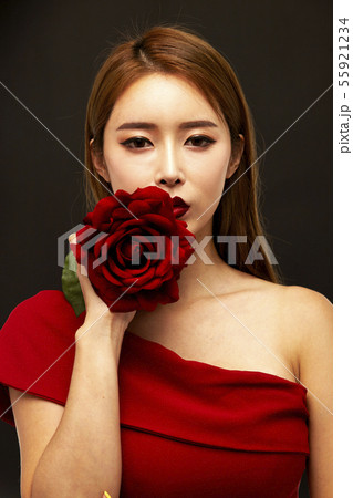 花 若い女性 ビューティー 55921234
