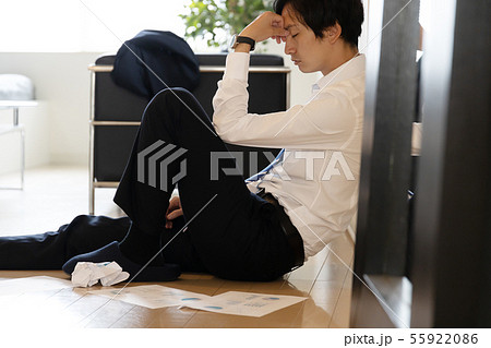 悩むビジネスマン 55922086