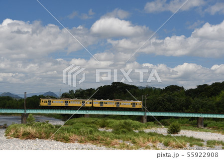 鉄橋走るイエローガチャコン列車 55922908