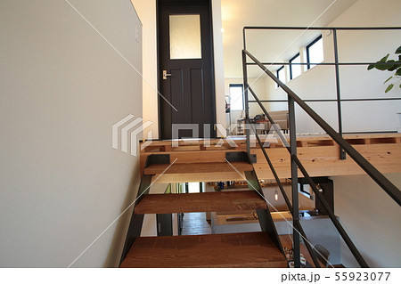 住宅　インテリア　階段 55923077