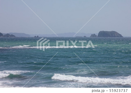 千葉県内房の東京湾岸、鋸南町の元名海水浴場から浮島と遠く房総半島の洲の崎方面を見る 55923737