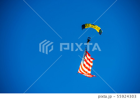 空からパラシュートで降下、アメリカ国旗 55924303