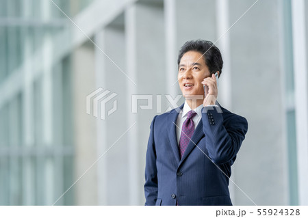 ビジネスイメージ   男性会社員　ミドルのビジネスマン　 55924328