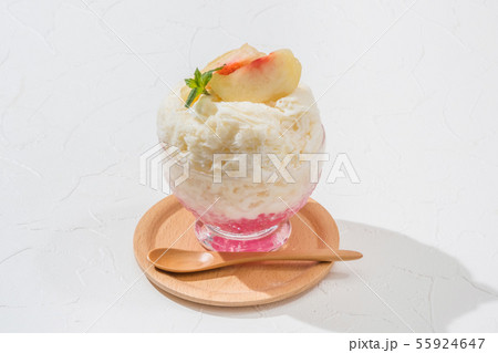 夏の果物のジェラート Shaved ice of summer fruit (peach) 夏の果物のジェラート Shaved ice of summer fruit (peach) 55924647
