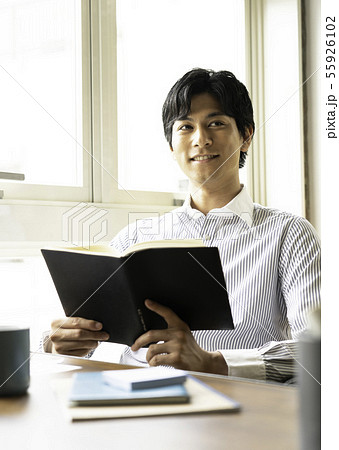 男性　カジュアル　ビジネスシーン 55926102