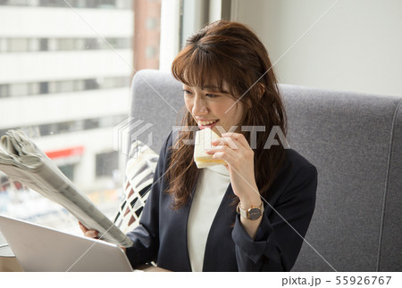 新聞を読みながら、サンドイッチをつまみながら・・・ 55926767
