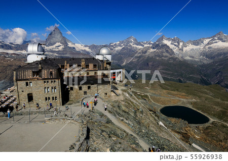 【スイス ゴルナーグラート鉄道】 ゴルナーグラートのクルムホテルとマッターホルン 55926938