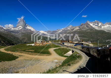 【スイス ゴルナーグラート鉄道】 ゴルナーグラート鉄道の車窓からマッターホルンを 55926957