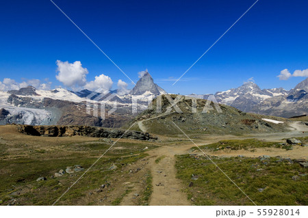【スイス ゴルナーグラート鉄道】 ローテンボーデン駅までのハイキングコースとマッターホルン 55928014