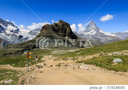 【スイス ゴルナーグラート鉄道】 ローテンボーデン駅までのハイキングコースとマッターホルン 55928600