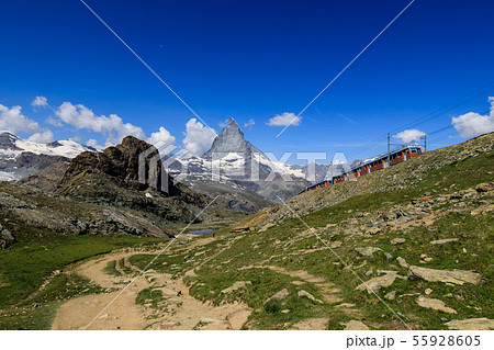 【スイス ゴルナーグラート鉄道】 ハイキングコースからゴルナーグラード鉄道とマッターホルン 55928605