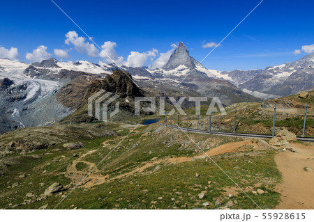 【スイス ゴルナーグラート鉄道】 ローテンボーデン駅までのハイキングコースとマッターホルン 55928615