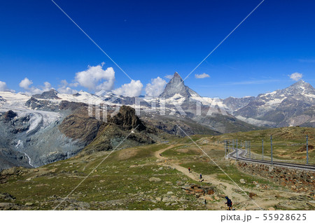 【スイス ゴルナーグラート鉄道】 ローテンボーデン駅までのハイキングコースとマッターホルン 55928625