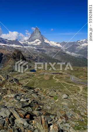 【スイス】 ローテンボーデン駅までのハイキングコースからゴルナーグラート鉄道とマッターホルン 55928631