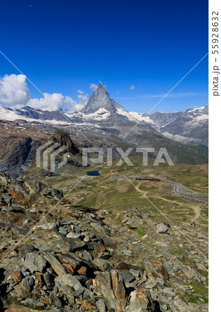 【スイス】 ローテンボーデン駅までのハイキングコースからゴルナーグラート鉄道とマッターホルン 55928632