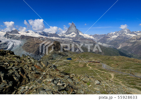 【スイス】 ローテンボーデン駅までのハイキングコースからゴルナーグラート鉄道とマッターホルン 55928633