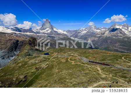 【スイス】 ローテンボーデン駅までのハイキングコースからゴルナーグラート鉄道とマッターホルン 55928635
