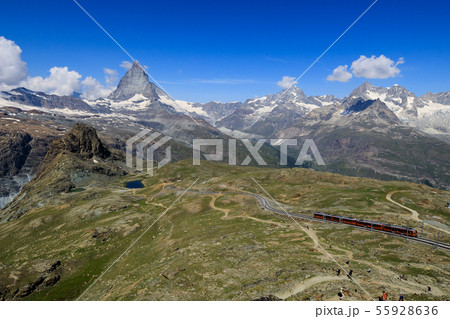 【スイス】 ローテンボーデン駅までのハイキングコースからゴルナーグラート鉄道とマッターホルン 【スイス】 ローテンボーデン駅までのハイキングコースからゴルナーグラート鉄道とマッターホルン 55928636