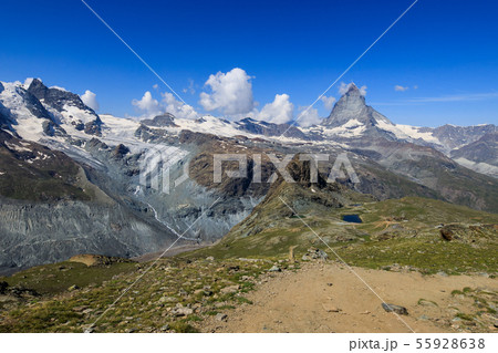 【スイス ゴルナーグラート鉄道】 ローテンボーデン駅までのハイキングコースとマッターホルン 55928638