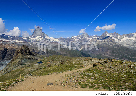 【スイス ゴルナーグラート鉄道】 ローテンボーデン駅までのハイキングコースとマッターホルン 55928639