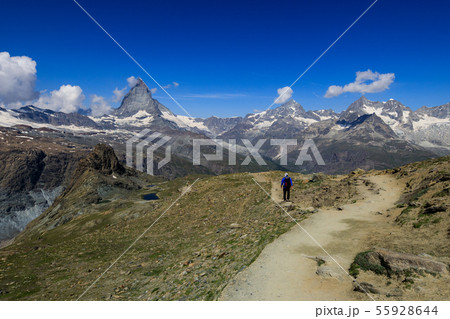 【スイス ゴルナーグラート鉄道】 ローテンボーデン駅までのハイキングコースとマッターホルン 55928644